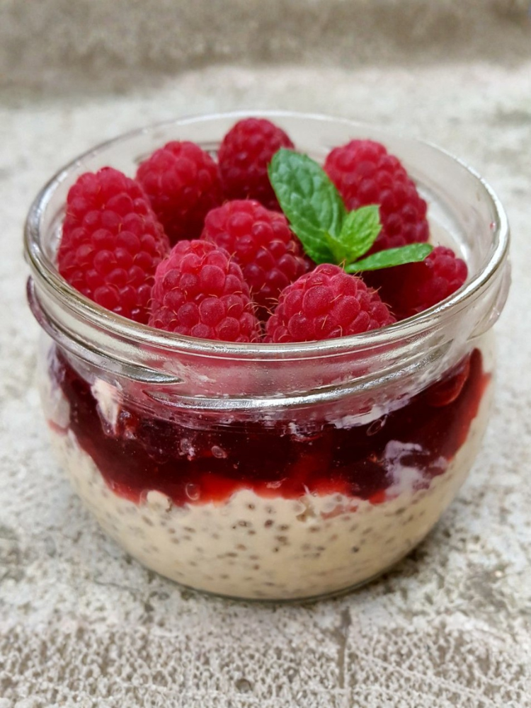 Proteinowy pudding chia z malinami