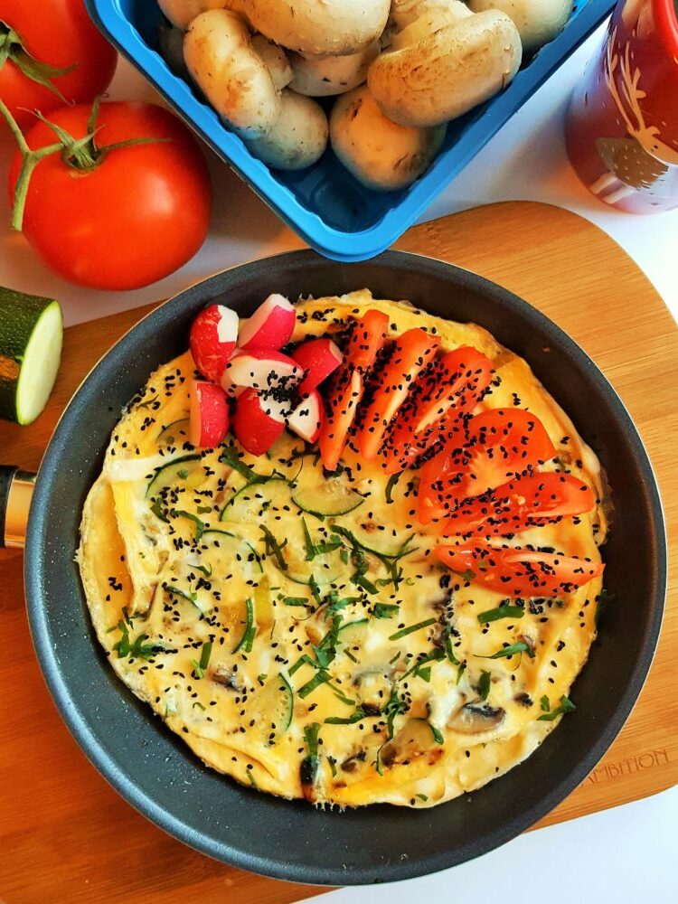 Omlet z cukinią i pieczarkami