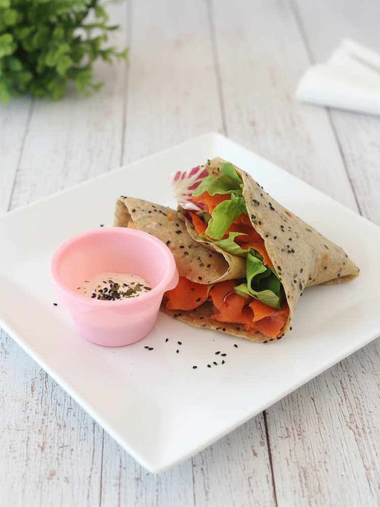 Tortilla z kaszy gryczanej z wędzonym łososiem